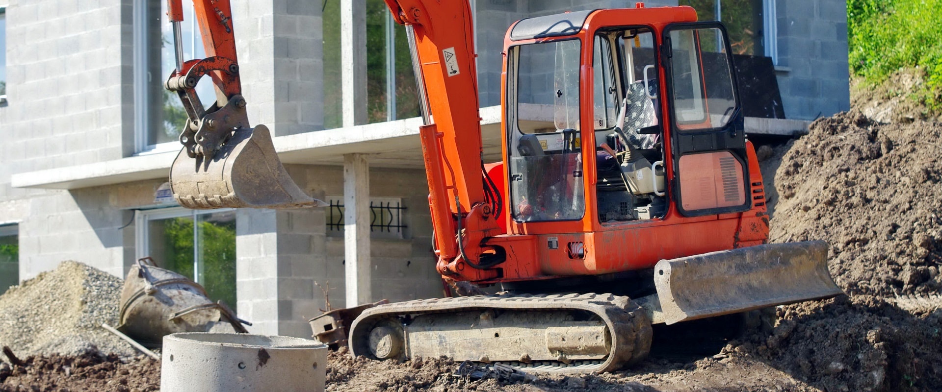 Im Rahmen der Kanalsanierungsmaßnahmen kümmern wir uns bei Demmerling Kanal- und Sanitärtechnik in Lennestadt auch um die anfallenden Bagger-Arbeiten und Erdbewegungen.